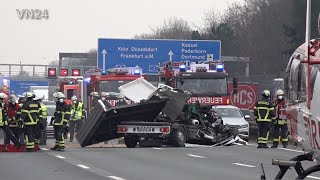 23032021  VN24  Pritschenwagen prallt auf Sattelzug  Rettungshubschrauber im Einsatz [upl. by Aihsekan]