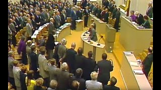 9 November 1989  Auf Reaktion des Mauerfalls singt der Bundestag spontan die Nationalhymne [upl. by Notlaw]