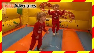 SALA ZABAW DLA DZIECI dmuchańce bliźniaki na placu zabaw TWINS ON INDOOR PLAYGROUND [upl. by Aihsiyt]