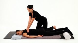 How to Give a Spinal Massage  Shiatsu Massage [upl. by Ahrat]