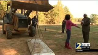 Cemetery director opens vault of man whom family says is not buried in right spot  WSBTV [upl. by Airetnohs]