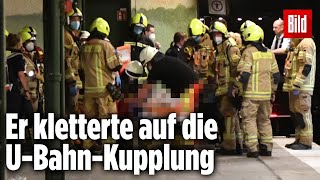 17Jähriger stürzt von UBahn – Lebensgefahr  Berlin [upl. by Luhey]