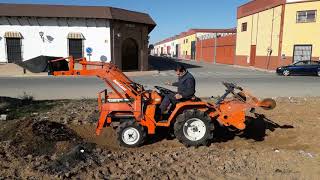 Mini tractor Kubota B1402DT con pala frontal  Pala [upl. by Concoff]