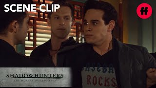 Shadowhunters 2x01  Magnus amp Alec Magnus ayuda a rastrear a Jace Sub español [upl. by Hynda]