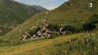 PyrénéesOrientales  le sentier GR10 traverse le village de Mantet [upl. by Edin989]